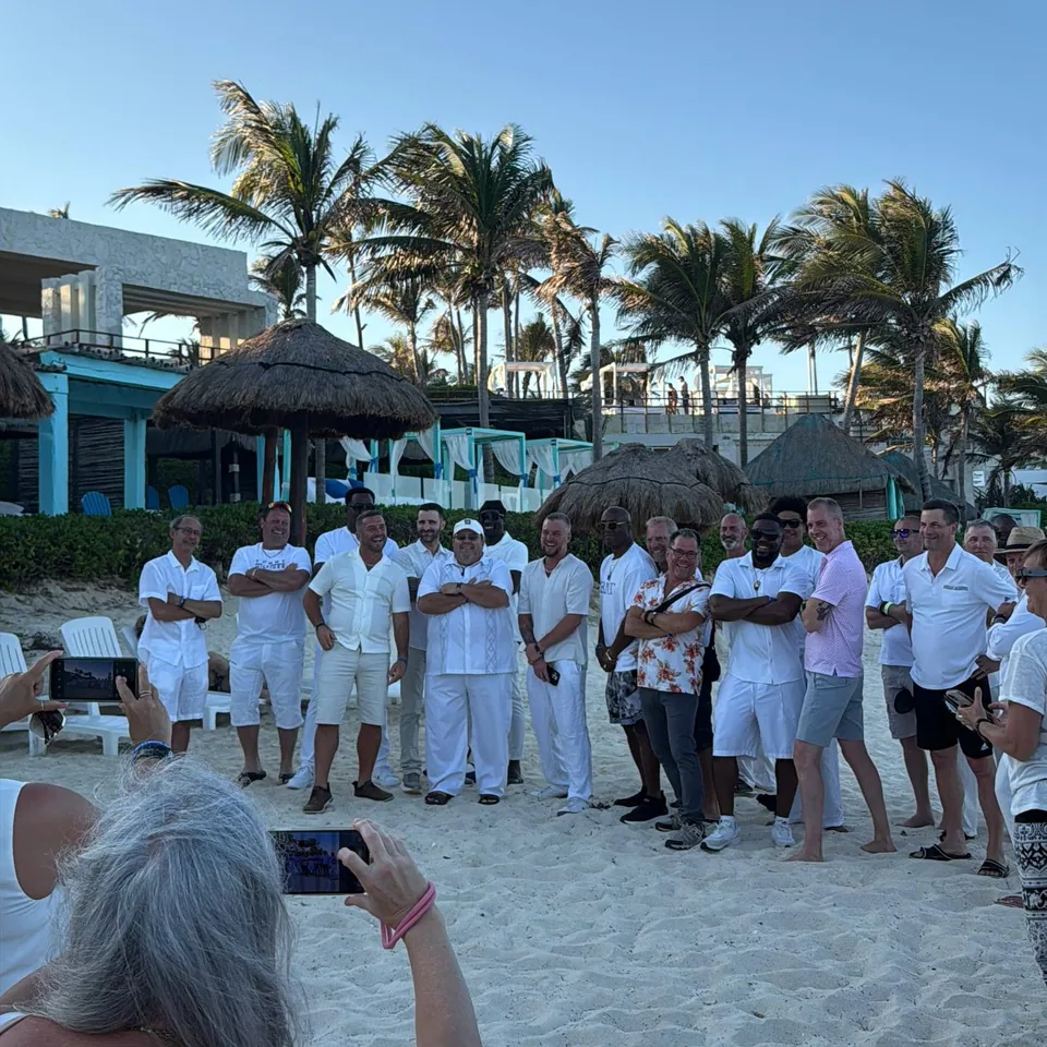 Groupe de voyageurs réunis sur une plage pour partager un moment de vacances
