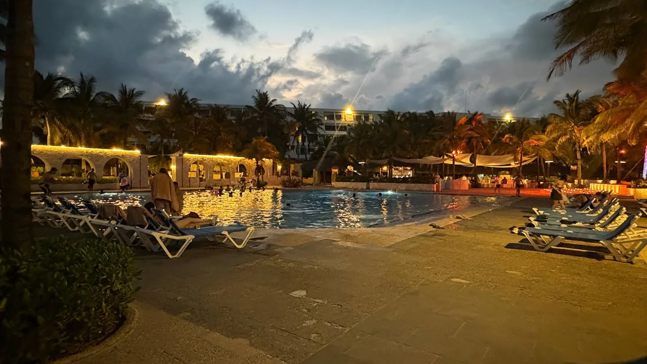 Piscine illuminée d’un complexe hôtelier pendant des vacances dans le Sud